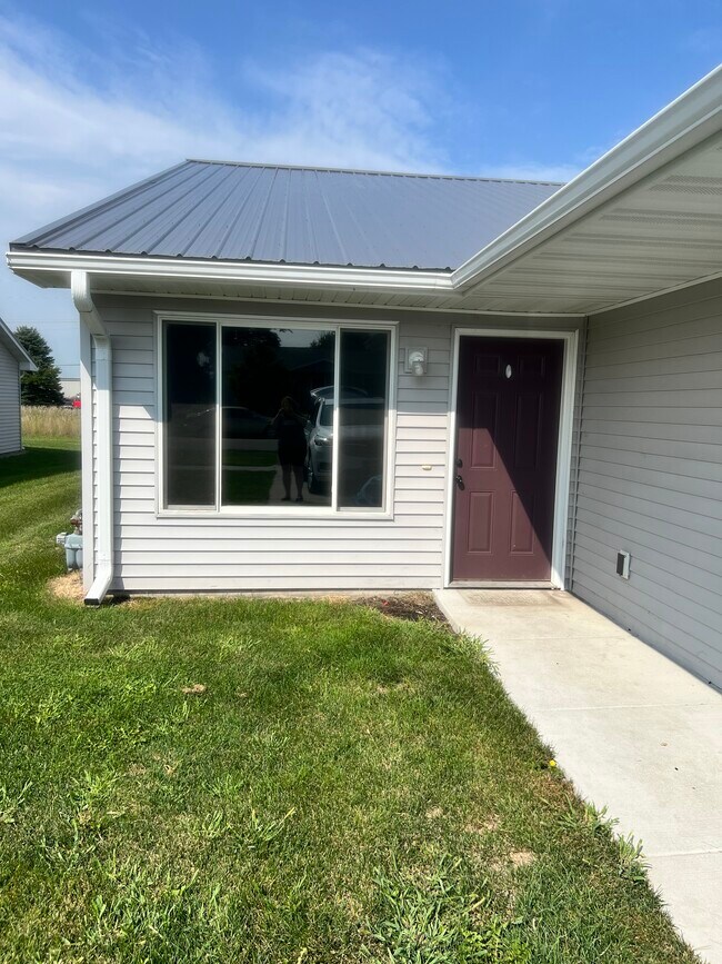 Building Photo - 207 Larson Ave