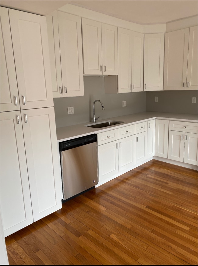 Building Photo - 190 Kelton