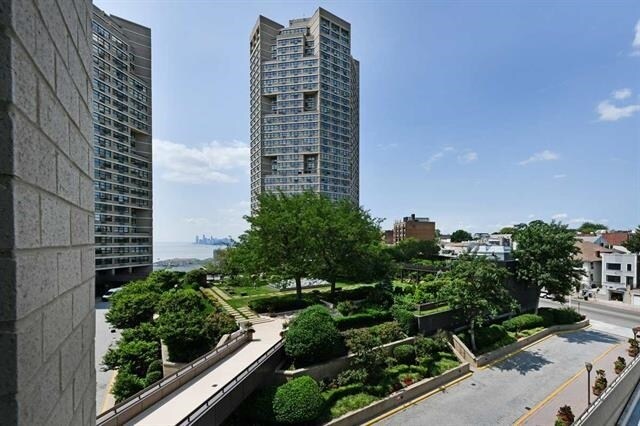 Foto principal - 7004 JFK Blvd E