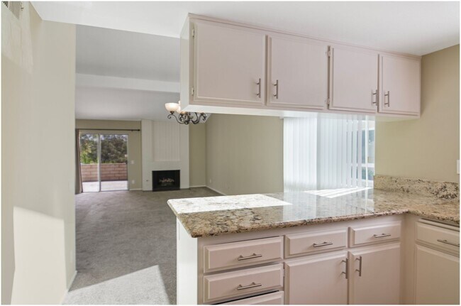 Foto del edificio - CHARMING SINGLE LEVEL HOME!