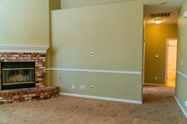 Foto del edificio - Bright & Spacious 4?BR Fresno Home with High Ceilings & Solar!