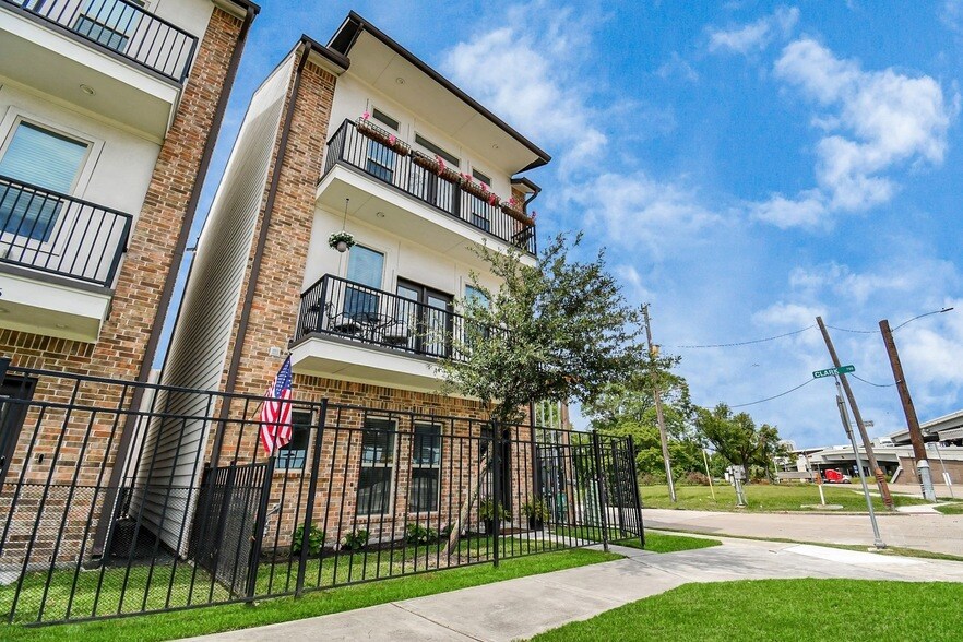 Foto principal - 728 Clark St