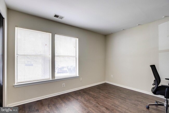 Building Photo - 7705 Lafayette Forest Dr