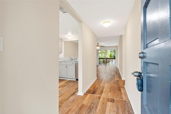 Foto del edificio - 6336 Newtown Cir