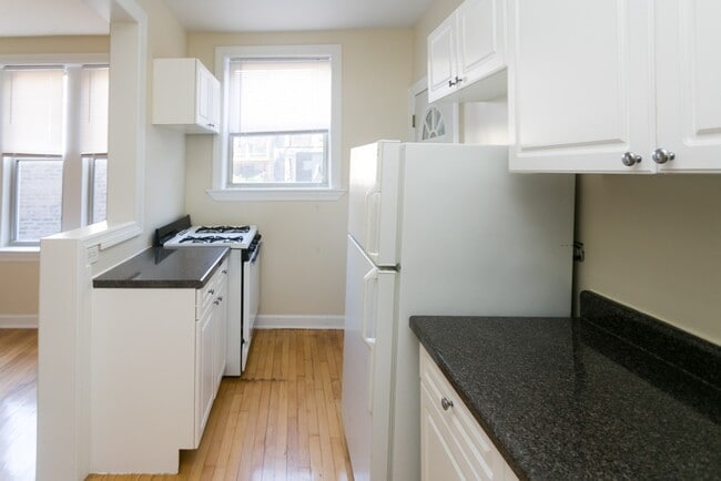 Building Photo - 559 W Aldine Ave