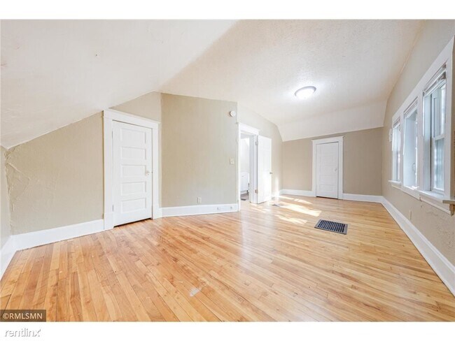Building Photo - Room for Rent, 1 bath House - 3842 Fremont...