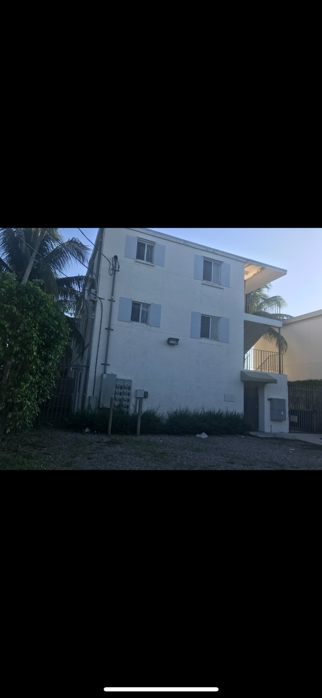 Building Photo - 3680 Oak Ave