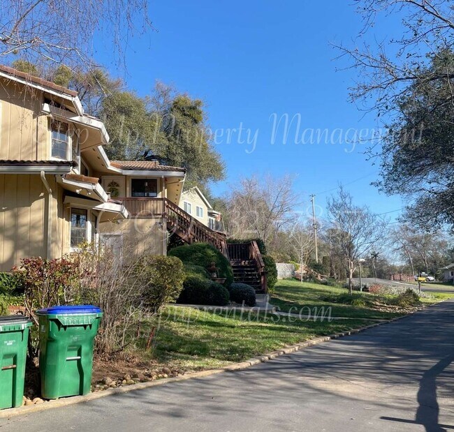 Foto del edificio - 2 Bedroom 2 Bath Home With Bonus Room off Racetrack!!!!