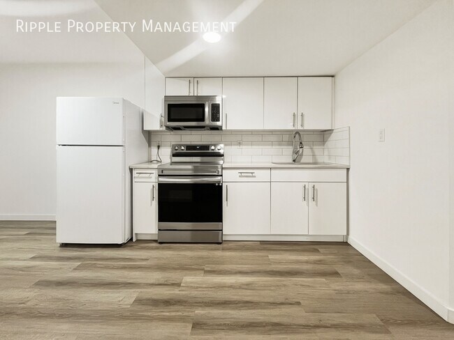 Photo du bâtiment - MODERN 1-BED BASEMENT SUITE | 700 SQ. FT. | PRIVATE ENTRY & IN-SUITE LAUNDRY