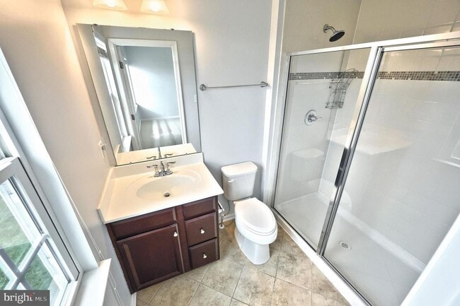 Building Photo - End Unit Townhome in Regents Glen Community!