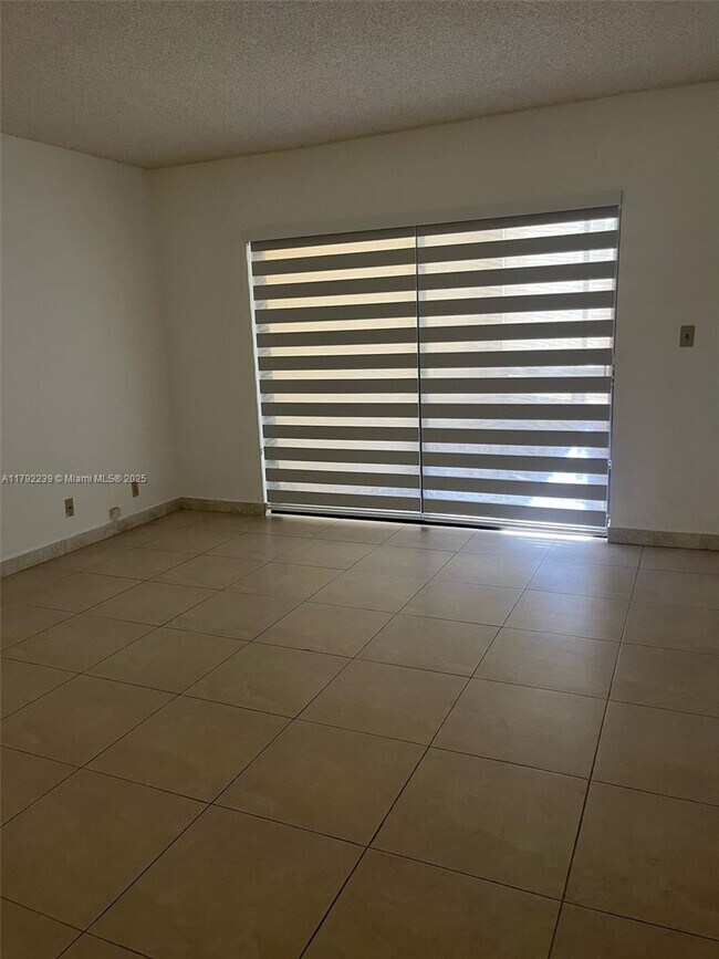 Foto del edificio - 8290 Lake Dr
