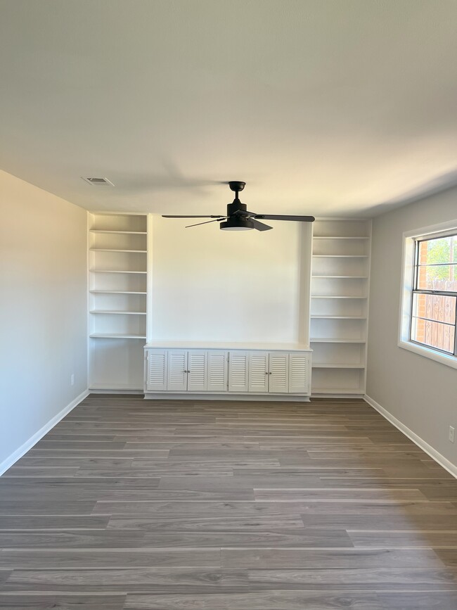 Living room - 3308 W Louisiana Ave