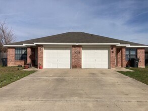 Building Photo - 105 Castellon Ct