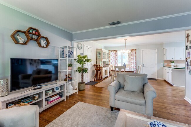 Building Photo - CHARMING 3-BEDROOM HOME IN NORTHWOOD