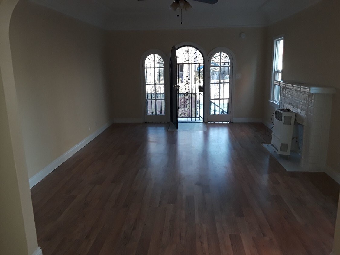 Foto principal - 2322 E 2nd St