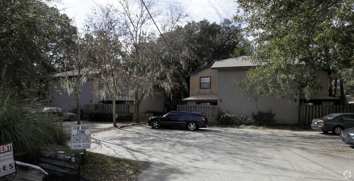 Primary Photo - 2136-2140 Schumacher Ave