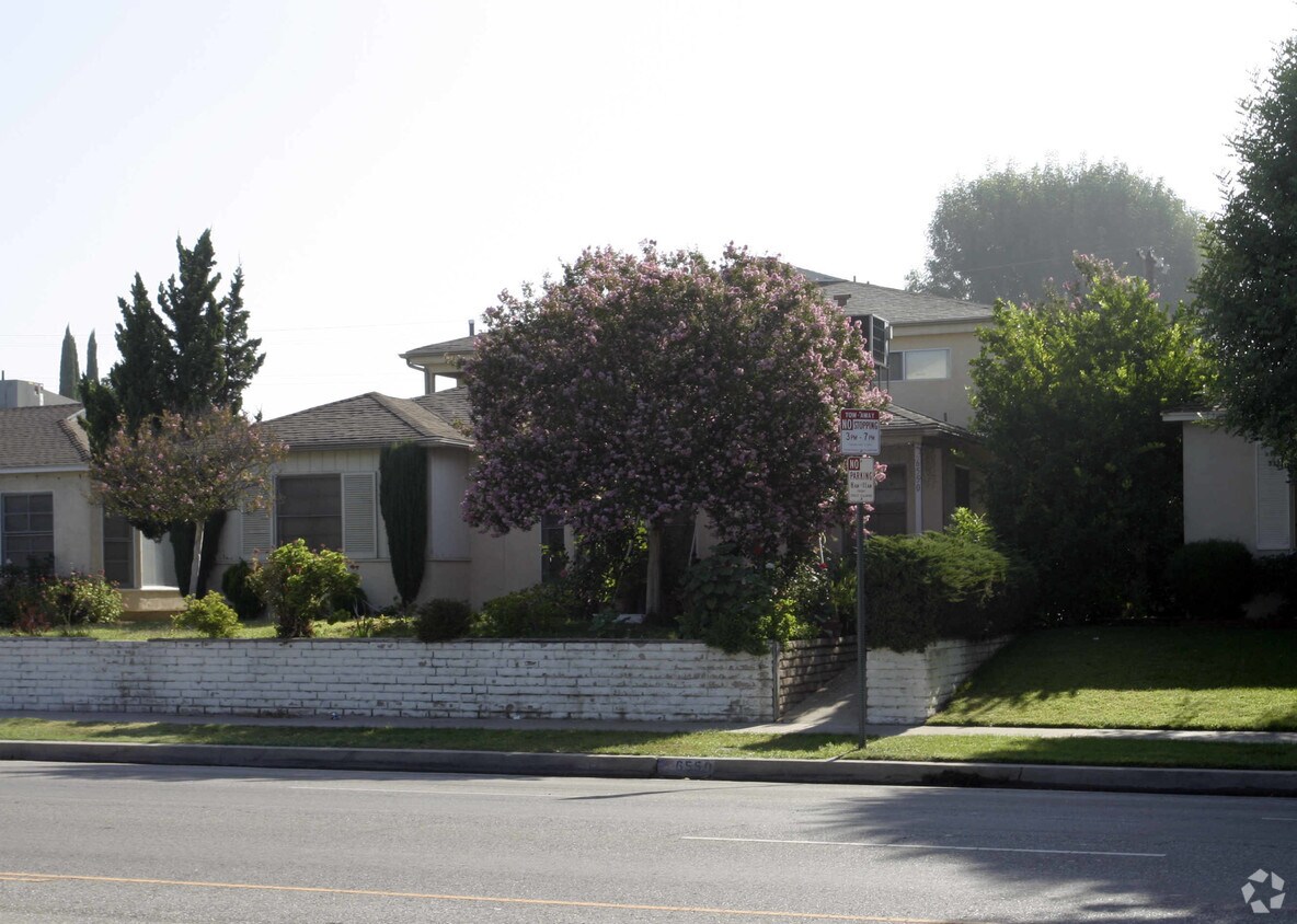 Primary Photo - 6550 Balboa Blvd