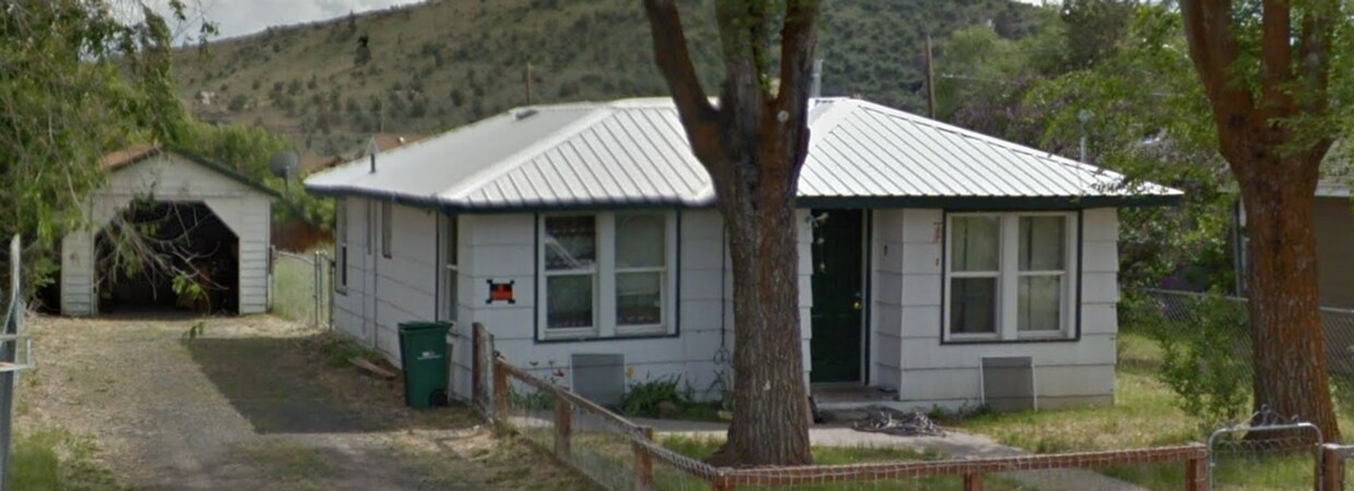 Foto principal - 2 Bedroom, 1 Bathroom Home - Located in St...