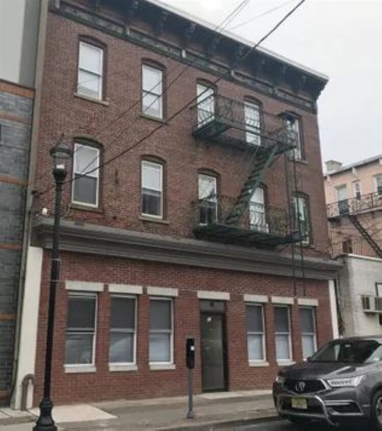 Primary Photo - 8-10 E 21st St