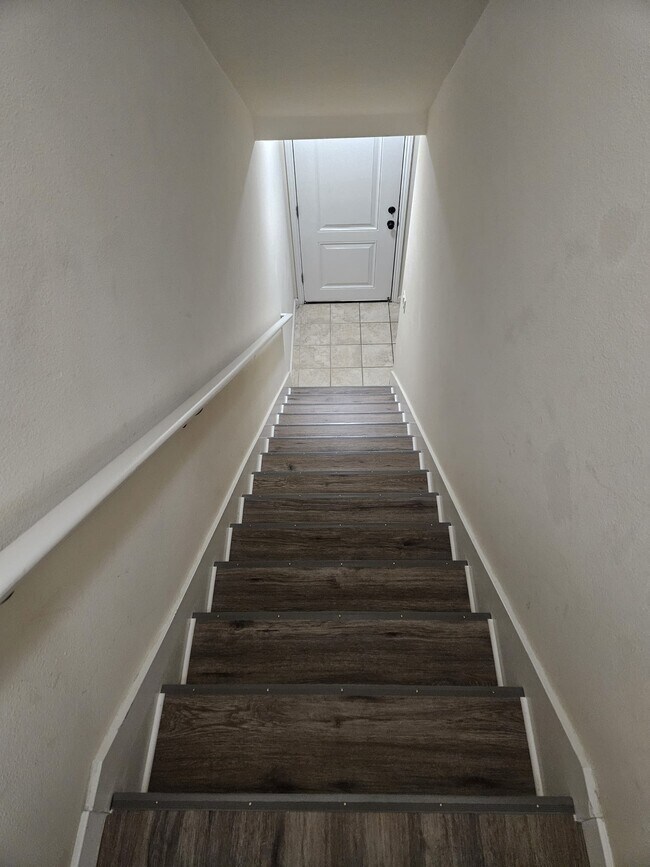 Escaleras 2 - 895 SW 170th Ave