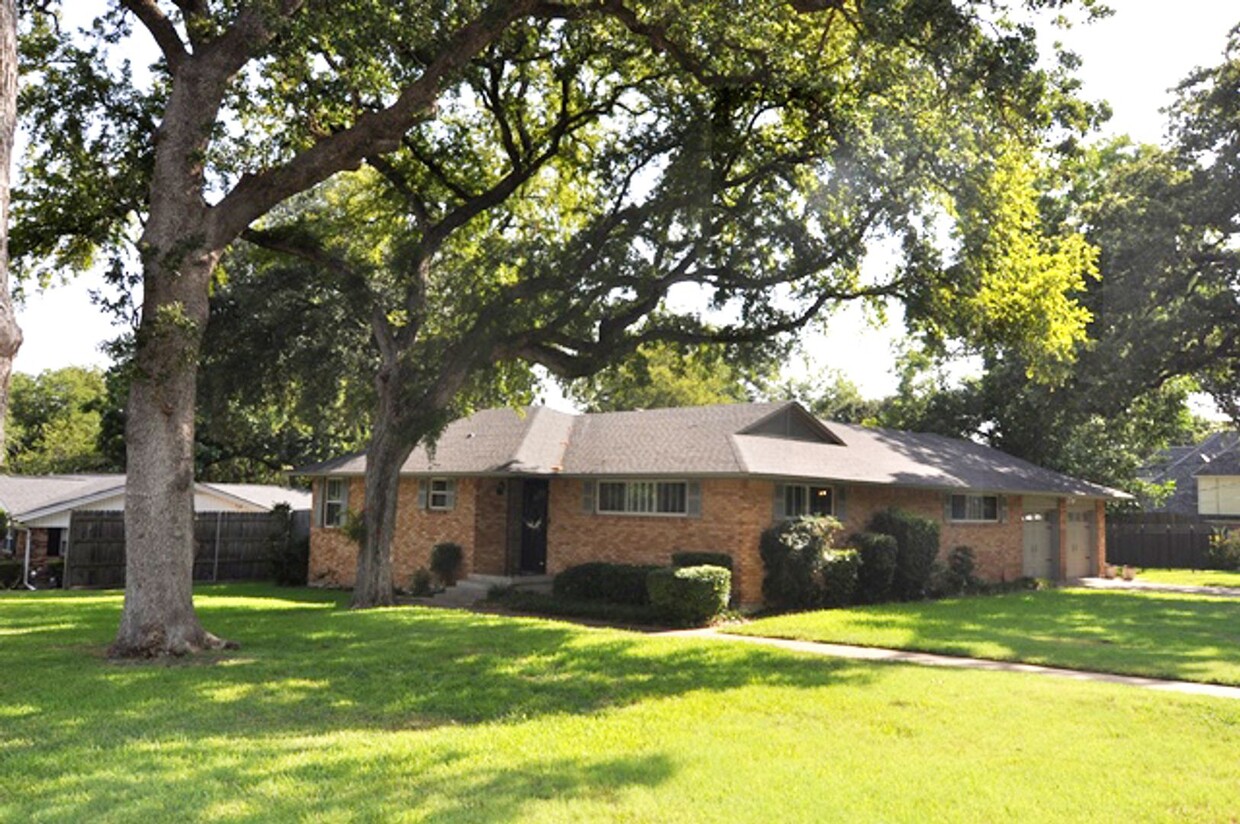 Foto principal - Spacious 3-3-2 on corner lot in Hurst, HEB...