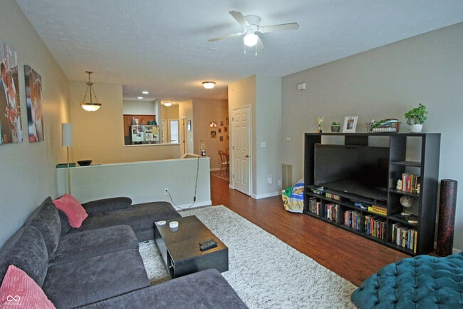 Foto del edificio - 6593 Reserve Dr