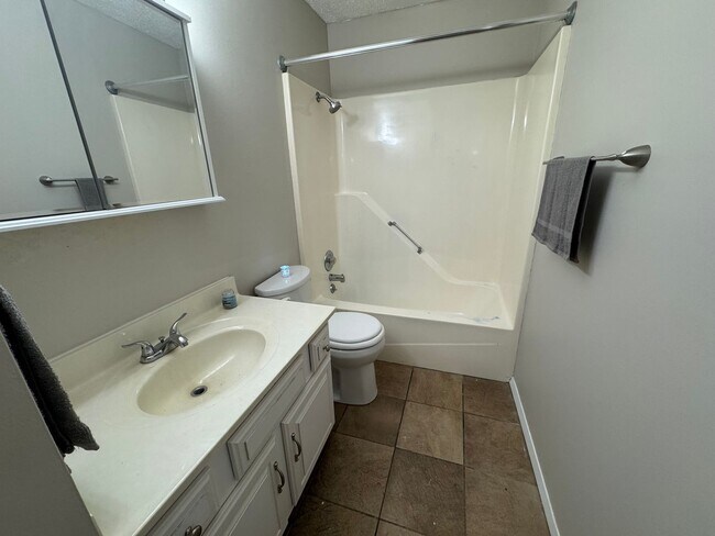 Foto del edificio - HOT PROPERTY ALERT! Your Dream Starter 3 B...