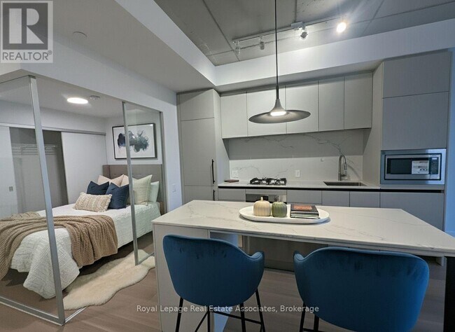 Building Photo - 1720 Bayview Ave