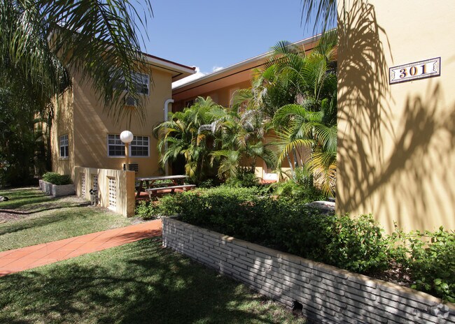 Foto del edificio - 301 Madeira Ave