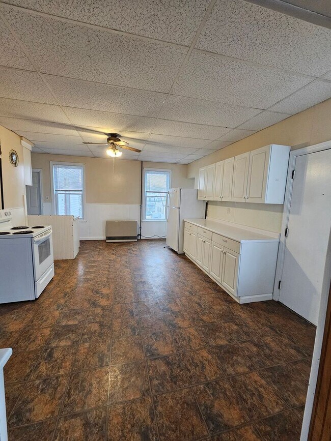 Foto del edificio - Spacious 3 Bedroom, 1 Bath Apartment