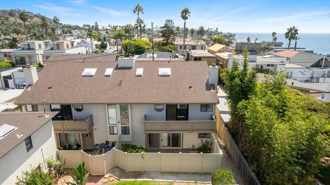 Foto del edificio - STUNNING 3BR Townhome with Garage, 1 BLOCK...