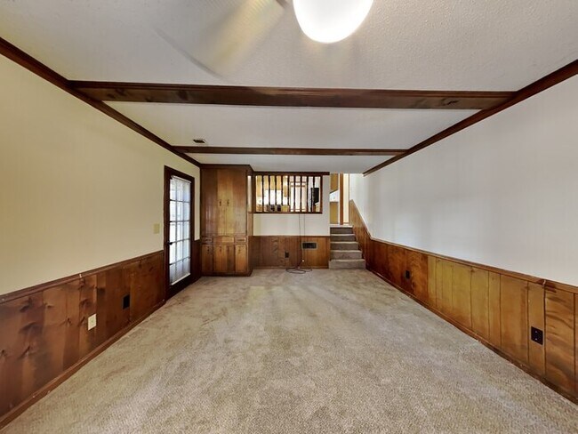 Foto del edificio - Large 4 Bed Home with character and charm!