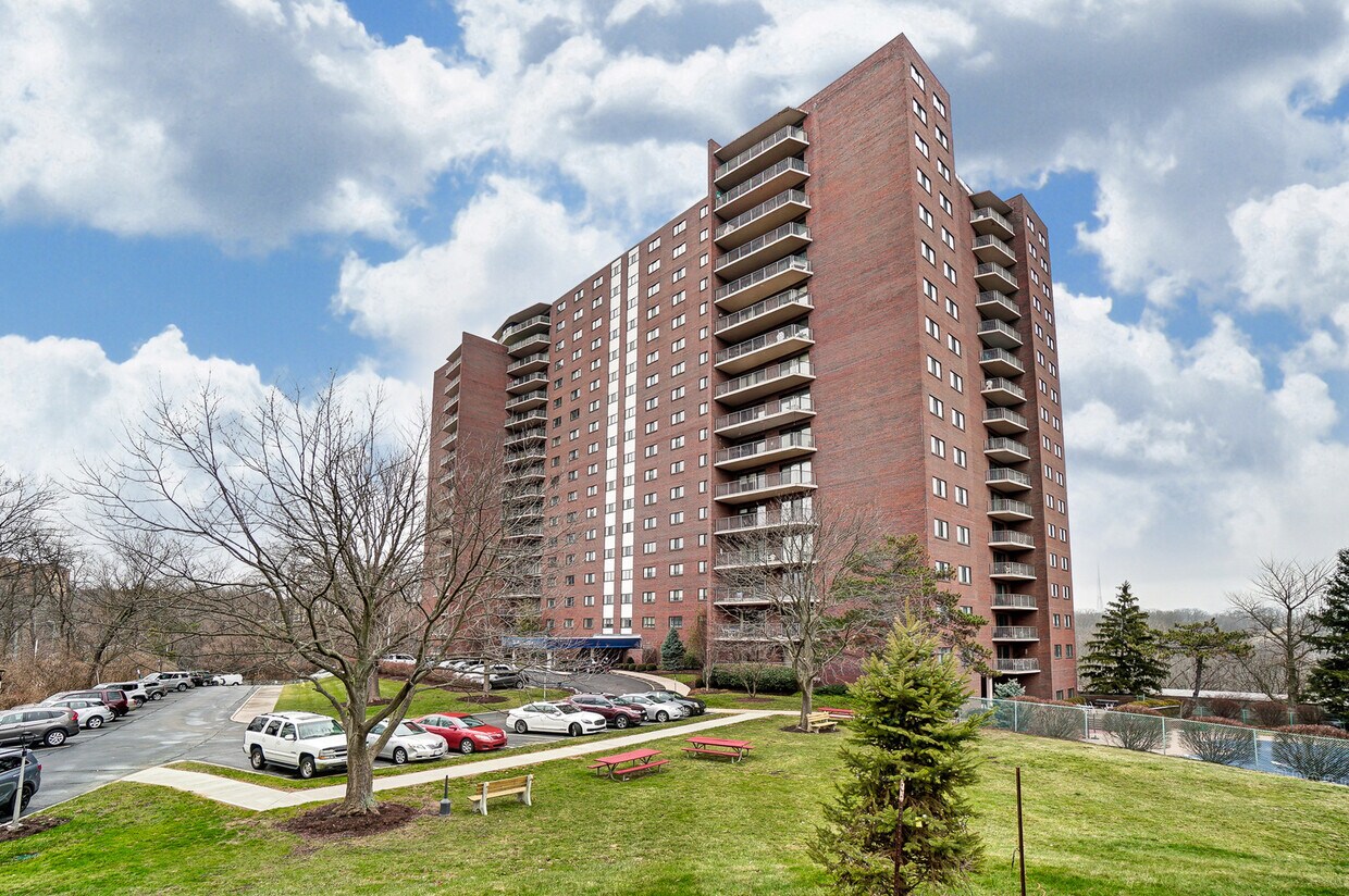Foto principal - 5300 Hamilton Ave