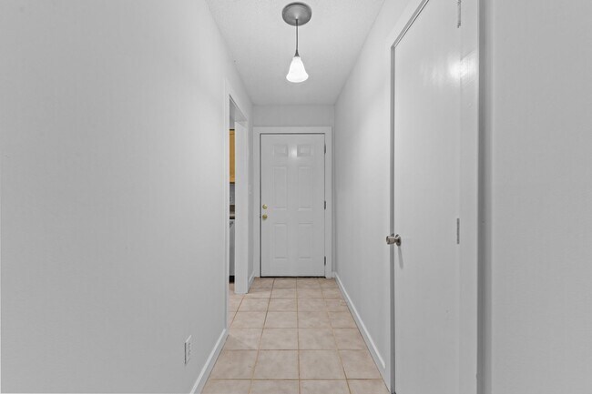Foto del edificio - AVAILABLE NOW - Updated 2 Bedroom Duplex w...
