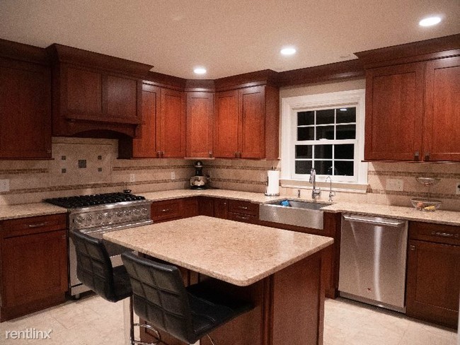 Building Photo - 4 br, 2.5 bath House - 50 Kevin Dr