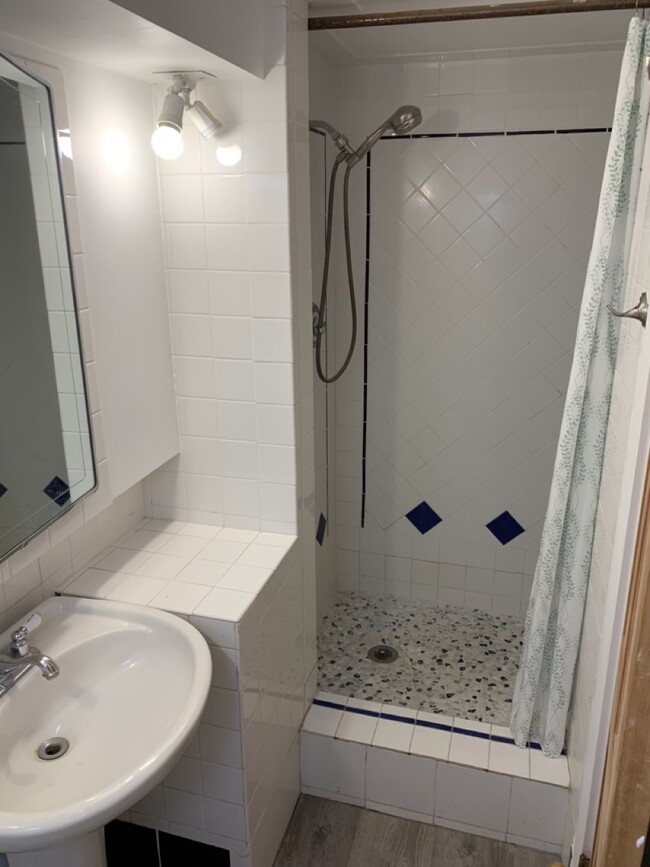 shower - 2506 N Alder St