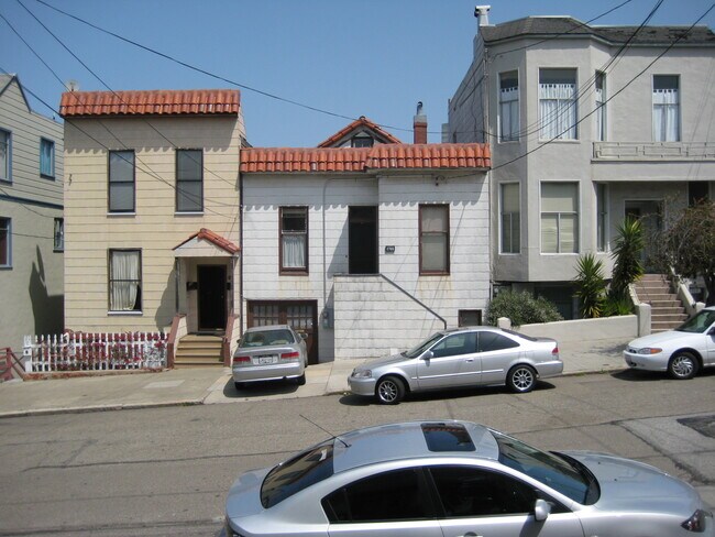 Parte delantera (antes de volver a pintar) - 2766 Golden Gate Ave