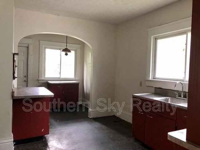Building Photo - 907 Delia Ave
