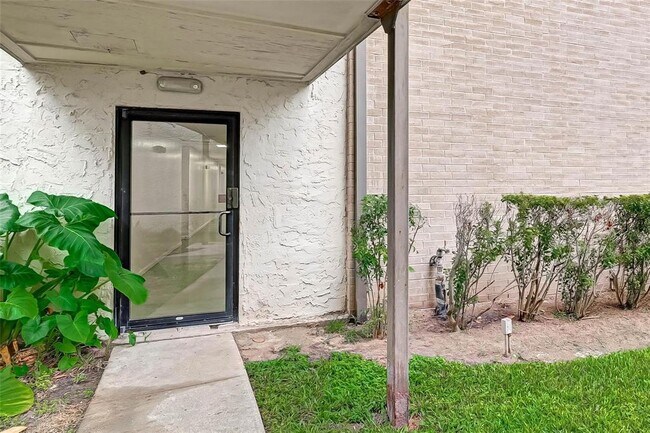 Foto del edificio - 3045 Walnut Bend Ln