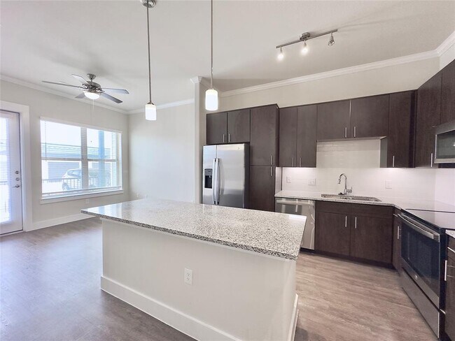 Foto del edificio - 7600 S Mason Rd