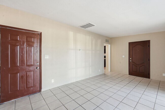 Building Photo - Light-Filled Tucson 2 Bedroom Rental – Move In This November!