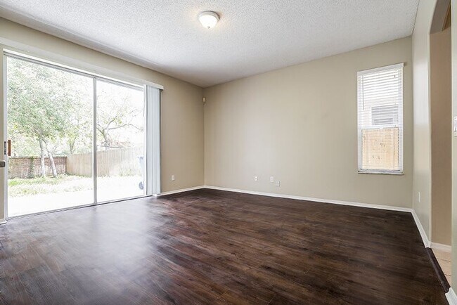Building Photo - 204 Hanging Moss Dr