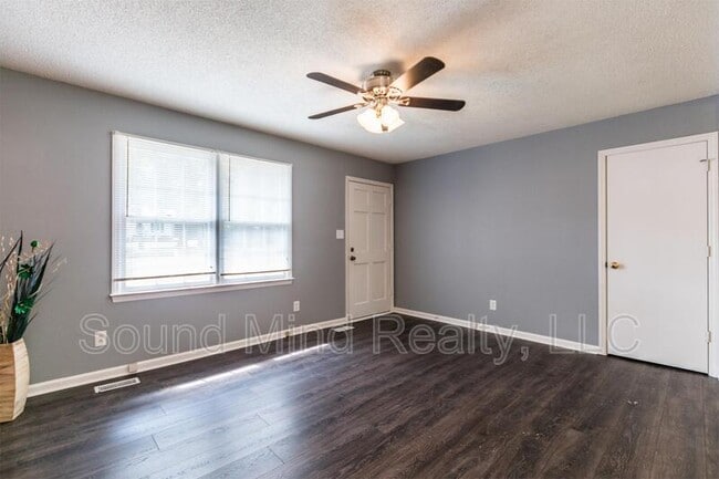 Building Photo - 663 Raymond Dr