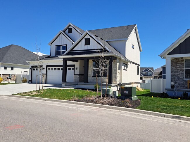 Foto del edificio - Trails and more at this Harvest Park Home in Mapleton!!