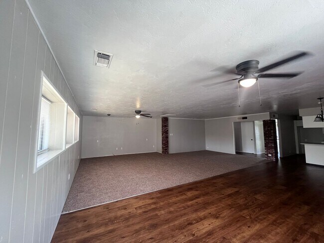Foto del edificio - 569 E. GAIL  LARGE 3 BEDROOM 2 BATHROOM HO...