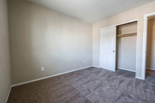 Building Photo - Charming 4 Bedroom Home in Gated Community with Community Pool & Courtyard Entry!