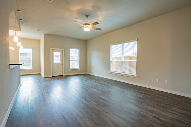 Building Photo - AVAILABLE NOW! GORGEOUS 4 BEDROOM DUPLEX L...