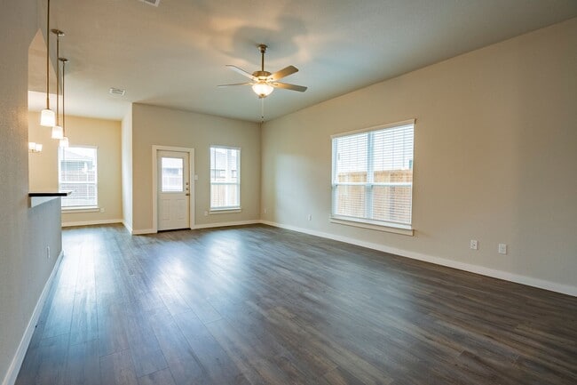 Building Photo - GORGEOUS 4 BEDROOM DUPLEX LOCATED IN MIDLO...