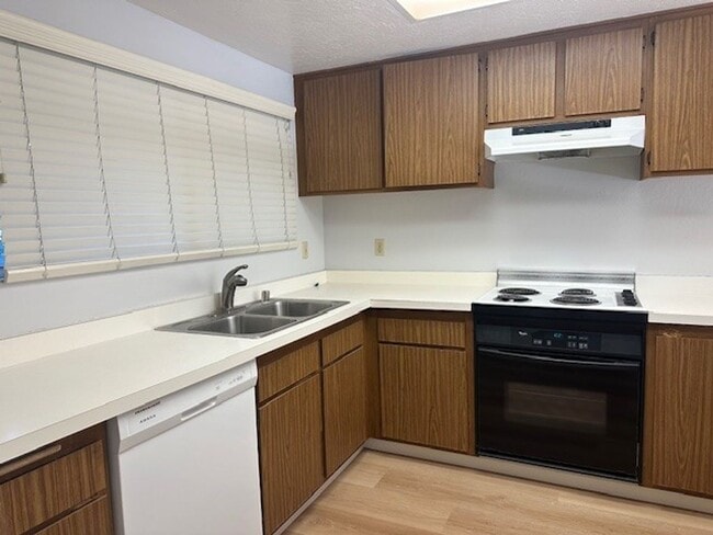 Building Photo - Large and Beautiful 2-Story Townhouse in D...