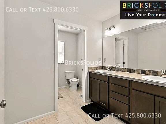 Building Photo - Modern Comfort Awaits You in This Puyallup...